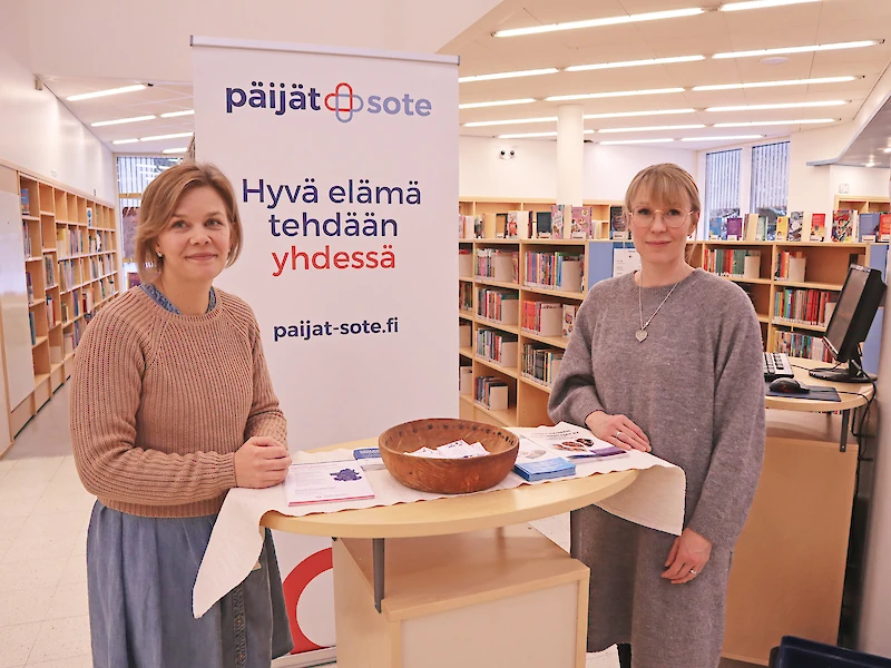 Riitta Ylönen ja Pia Junnila vierailivat Iitin kirjastolla keskustelemassa omaishoidosta.