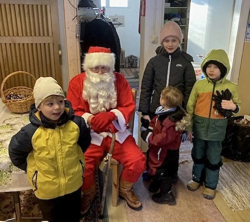 Kaukaan joulumyyjäispäivän kohokohta oli joulupukin vierailu, jota kuvan lapset odottivat innolla. (Kuva: Timo Siilola.)