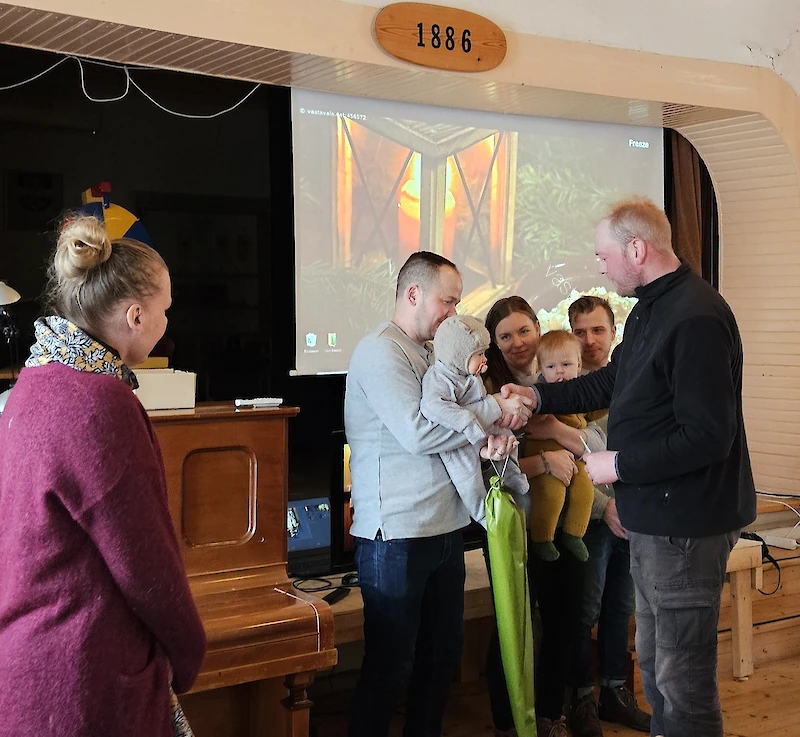 Vuolenkosken kyläyhdistyksen puheenjohtaja Eero Paronen onnitteli Onikin ja Lotan perheitä uusista perheenjäsenistä.