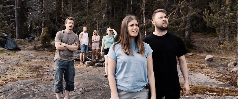 Tuomion saaren näyttelijäkaartissa on sekä harrastelijoita että kokeneempia esiintyjiä. Kuvassa etualalla Jenni Rautiainen ja Karo Auvinen, vasemmalla Konsta Hietanen. (Kuva: Teemu Villikka.)