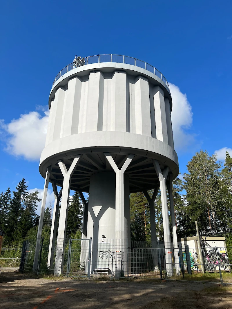 Kausalan vesitorni pestiin viime syksynä. (Kuva: Lahti Aqua.)