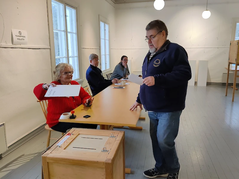Eero Lehtonen äänesti tänään Iitin kirkonkylän kylätalolla. Vaalitoimitsijana Marjatta Tojkander.