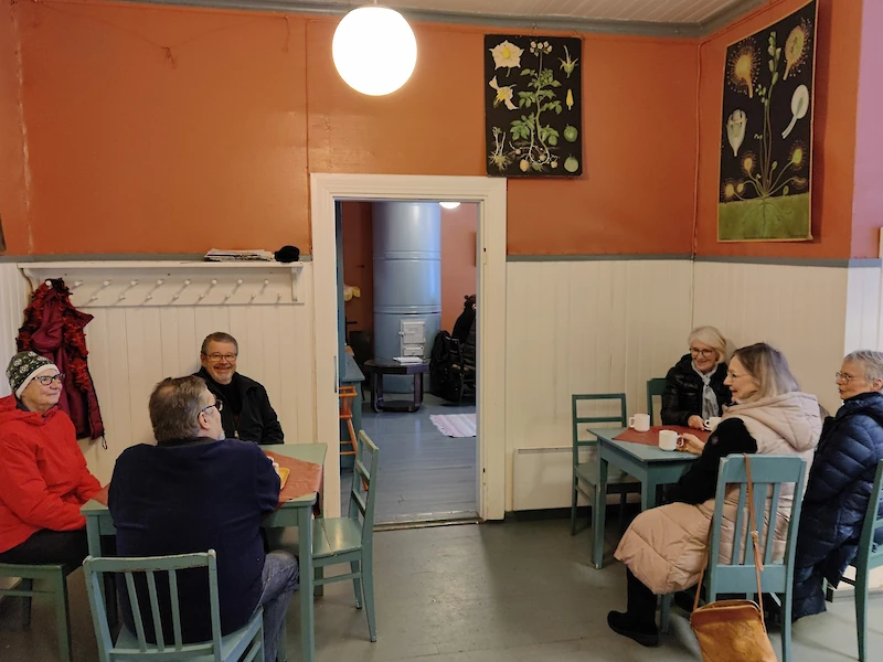 Kirkonkylä-Radansuun kyläyhdistys piti kahvilaa Iitin kirkonkylän kylätalolla vaalipäivänä.