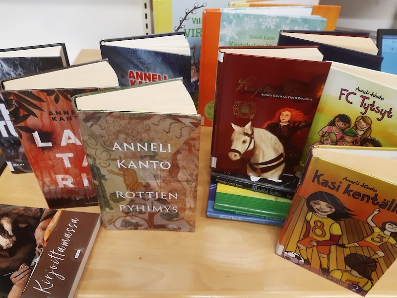 Anneli Kanto on kirjoittanut kirjoja sekä lapsille että aikuisille. (Kuva: Iitin kirjasto.)