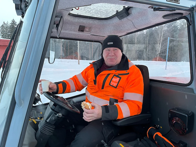Pekka Rautiainen työskentelee Iitin kunnassa liikuntapaikkojen hoitajana.