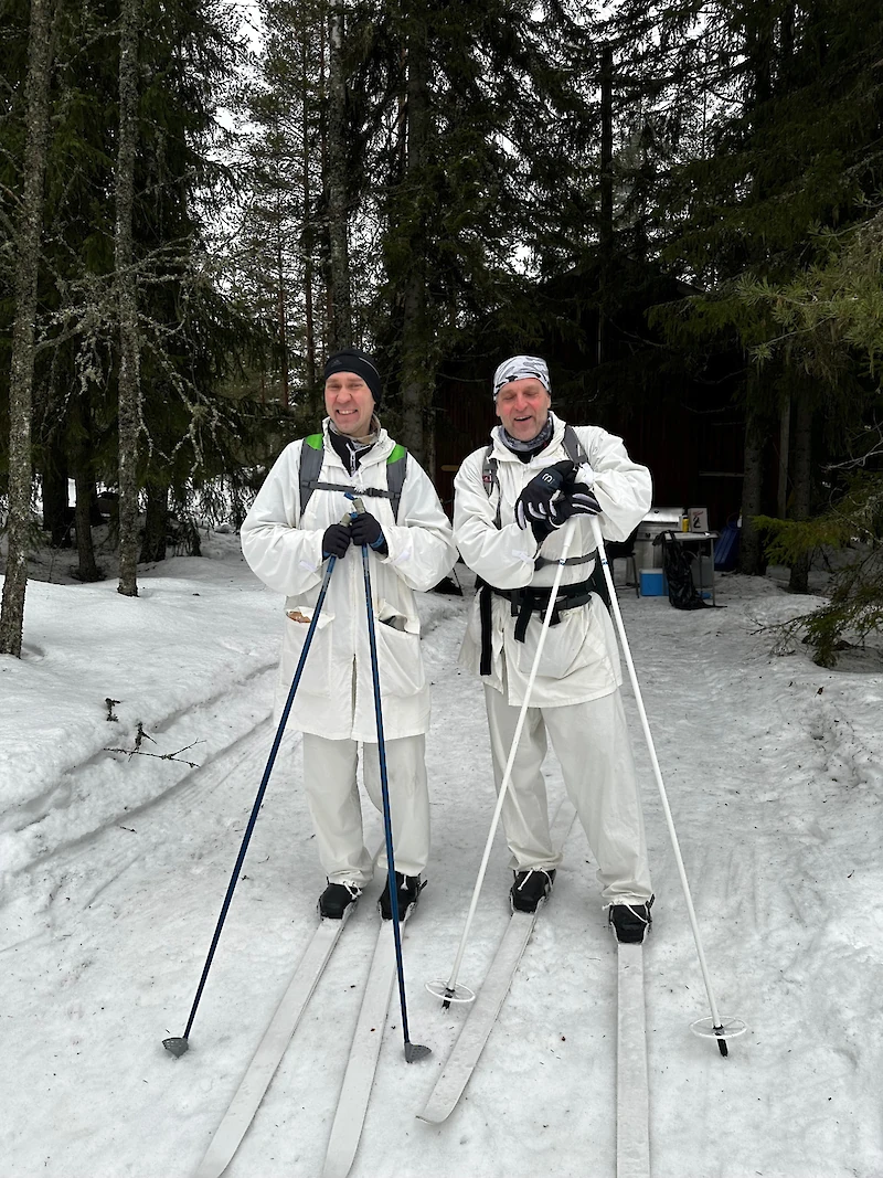 Pauli Kainiemi ja Tommy Larvi arvelivat käyttävänsä 75 kilometrin hiihtomatkaan 14-15 tuntia. Lumipuvut he ovat hankkineet aikoinaan metsästystä varten. Vanhat armeijan sukset olivat lainassa Utin varuskunnasta.