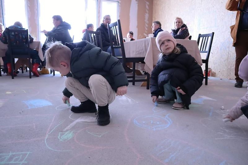 Viisivuotias Eliel Marvaila ja seitsemänvuotias Edith Marvaila piirtelivät lattiaan.