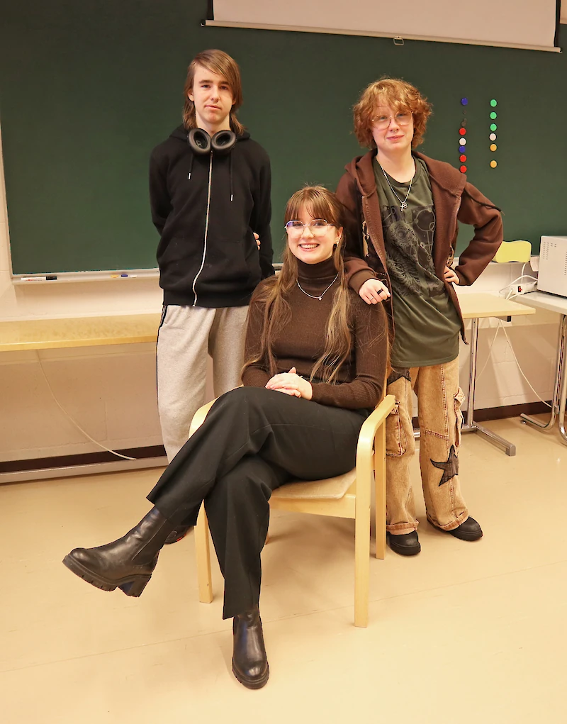 Nuvalaiset Okko Mikkola, Lumi Reichenbach ja Vilma Rilanko ryhmittyivät kuvaan.