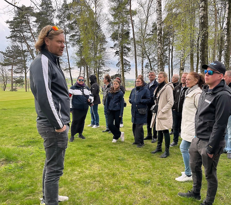 Antti Pohjonen esitteli golfkeskusta.