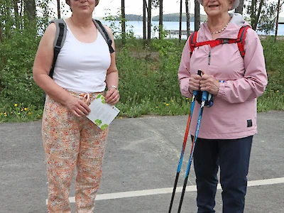 Merja Grönroos-Koskinen ja Helena Laine osallistuivat Hyvinvointia ja terveysliikuntaa luonnossa -kurssille.