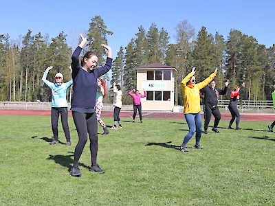 Ravilinnan nurmikko vihersi tuoreena zumba- ja latinotanssitapahtumassa 11. toukokuuta.