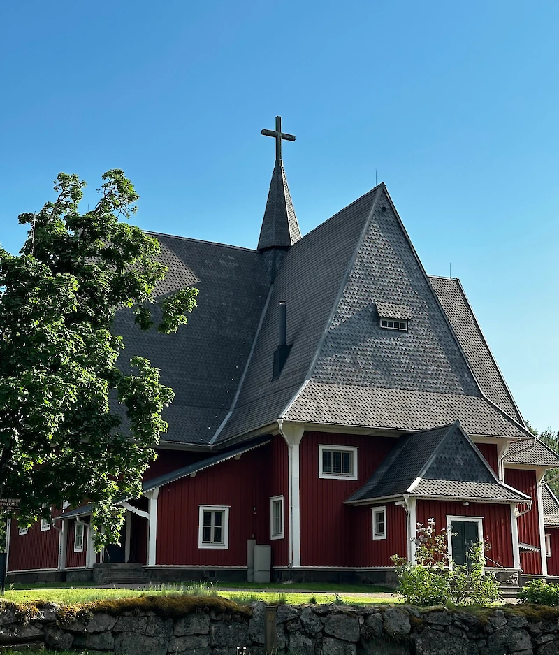 Iitin kaunis kirkko on valmistunut vuonna 1693. (Kuva: Lumimarja Tirronen.)