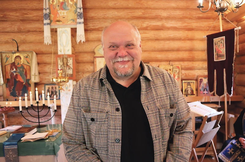 Hannu-Pekka Björkman vieraili Kausalan tsasounassa tervehtimässä Iitin ortodokseja ja kertomassa omasta ortodoksisuudestaan. Paikalla oli toistakymmentä ihmistä sekä pappi Hämenlinnasta. (Kuva: Minna Tervo.)