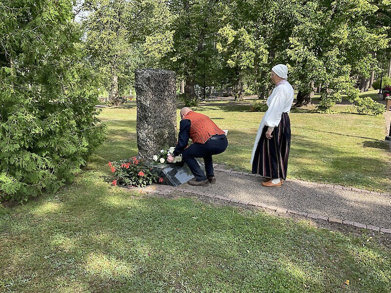 Karjalaan jääneiden muistomerkille laskettiin kukkalaite juhlapäivän aamuna. (Kuva: Jari Käki.)