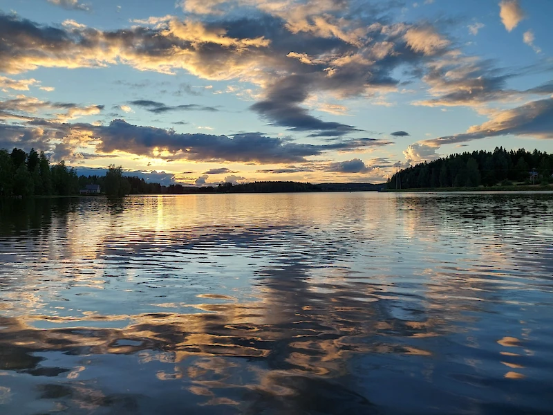 Pilvet peilautuvat komeasti Kymijoesta.