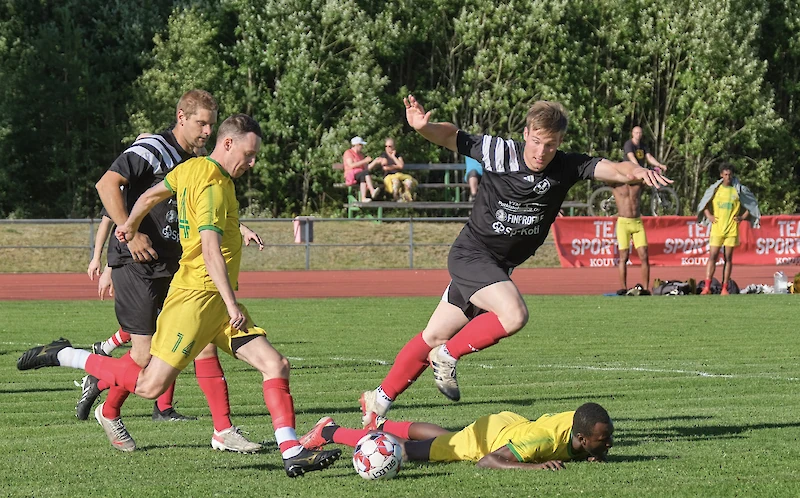 Aleksi Aaltonen (keskellä) pelasi vahvan ottelun iittiläisten keskikentällä entistä seuraansa Jaalan Voimaa vastaan. (Kuva: Janne Virtanen.)