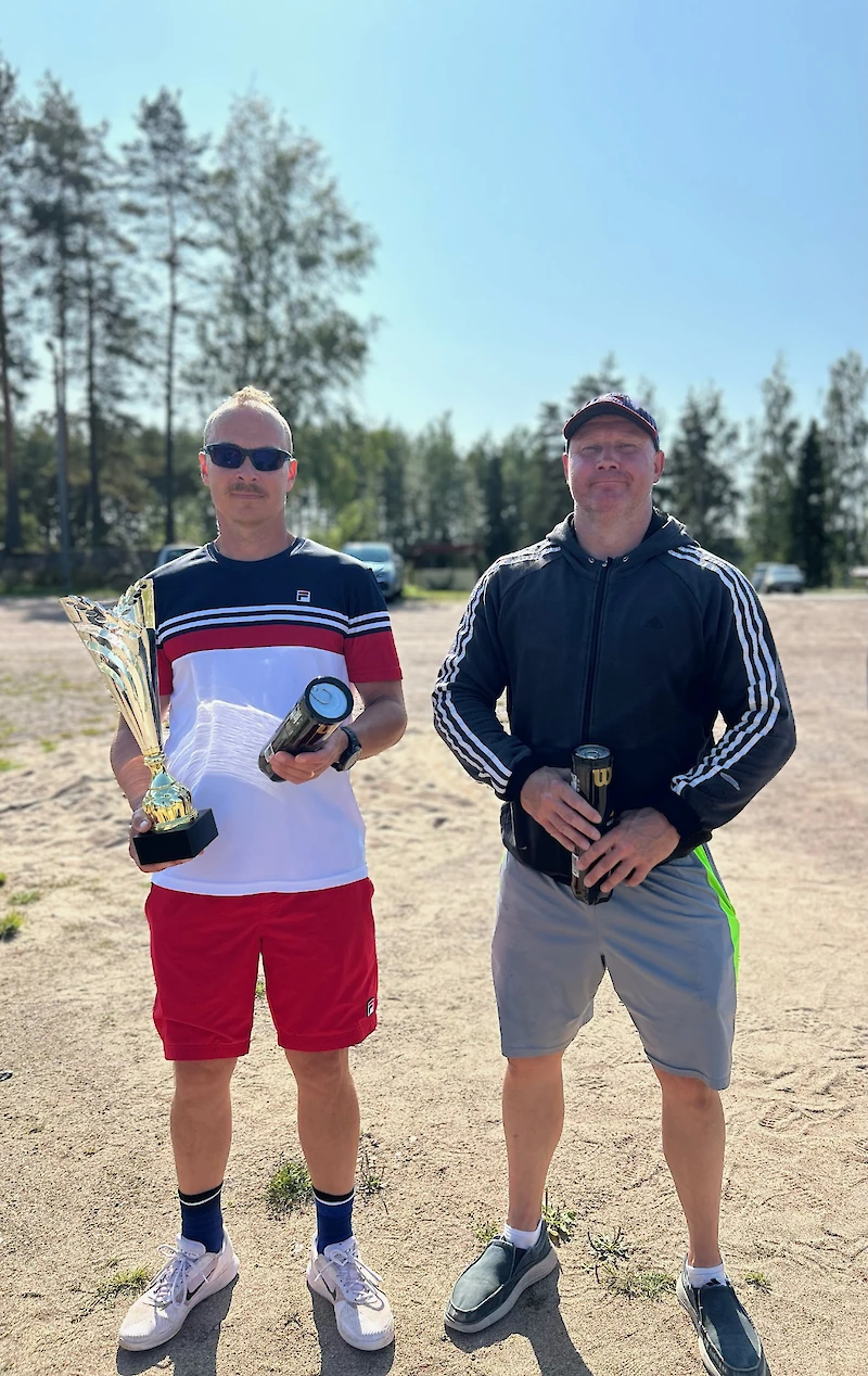 Turnauksen voittanut Topi Kuparinen ja toiseksi sijoittunut Jarmo Simonen palkintojenjaossa. (Kuva: Eero Heino.)