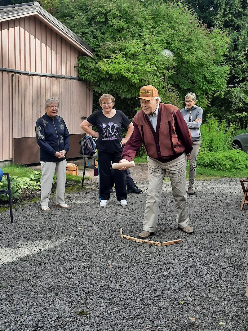 Kuvassa kerhon vanhin jäsen, 91-vuotias Pertti Vierumäki, heittää mölkkyä. (Kuva: Erkki Vierumäki)