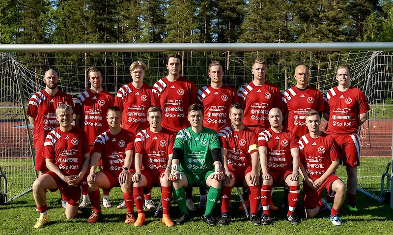 Kuvassa vasemmalta oikealle: Severi Porevesi, Niki Koskinen, Pyry Makkonen, Teemu Pienmunne, Aleksi Aaltonen, Henri Haapaniemi, Harri Kauppinen, Jerry Kero  Elmo Lavonen, Lauri Kokko, Jesse Tuominen, Eemeli Lehtinen, Jesse Koskinen, Tuomas Makkonen, Lauri Turunen.  Joukkueessa kauden aikana pelasivat myös Eero Heino (kapteeni), Samuli Lehtinen, Konsta Heikkilä, Joonas Leppänen, Eero Haapaniemi, Mirko Puhalainen, Oskari Pajari, Lauri Kukkola, Eemeli Talja, Leevi Hyypiä ja Tommi Taimisto. (Kuva: Petri Laitakari)