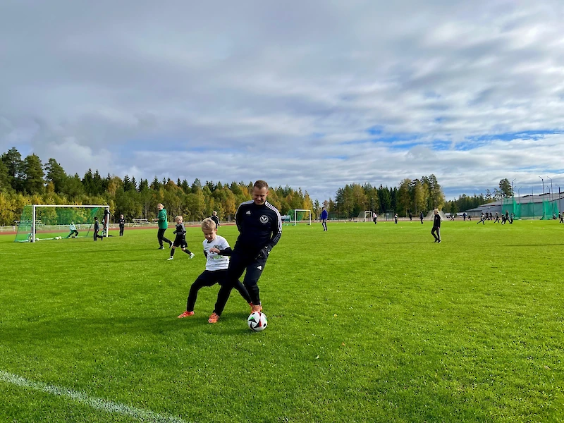 Julius ja Lauri Kokko taistelevat pallosta perinteisessä pelaajat vs. vanhemmat ottelussa syyskuussa.