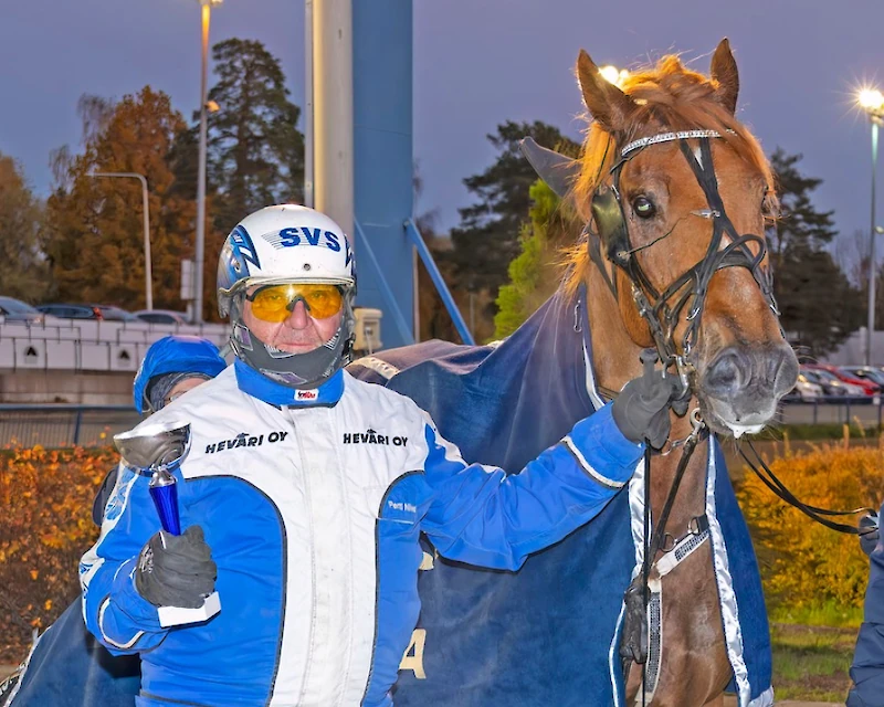 Pertti Niveri pääsi juhlimaan Veikkolan Jäykän ensimmäistä voittoa Kouvolassa 17. lokakuuta. (Kuva: Kouvolan ravirata)