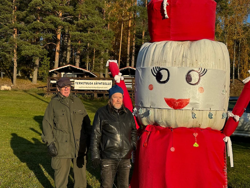 Kuvassa vasemmalta lueteltuina: Säyhteen kyläyhdistyksen varapuheenjohtaja Ari Aaltonen, puheenjohtaja Pekka Welin sekä kylän maskotti Vaahtis.