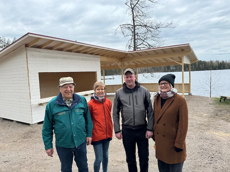 Pauli Pethman, Paula Ahonen, Eero Paronen ja Satu Halonen valmistuvan kesätorikahvion edustalla.