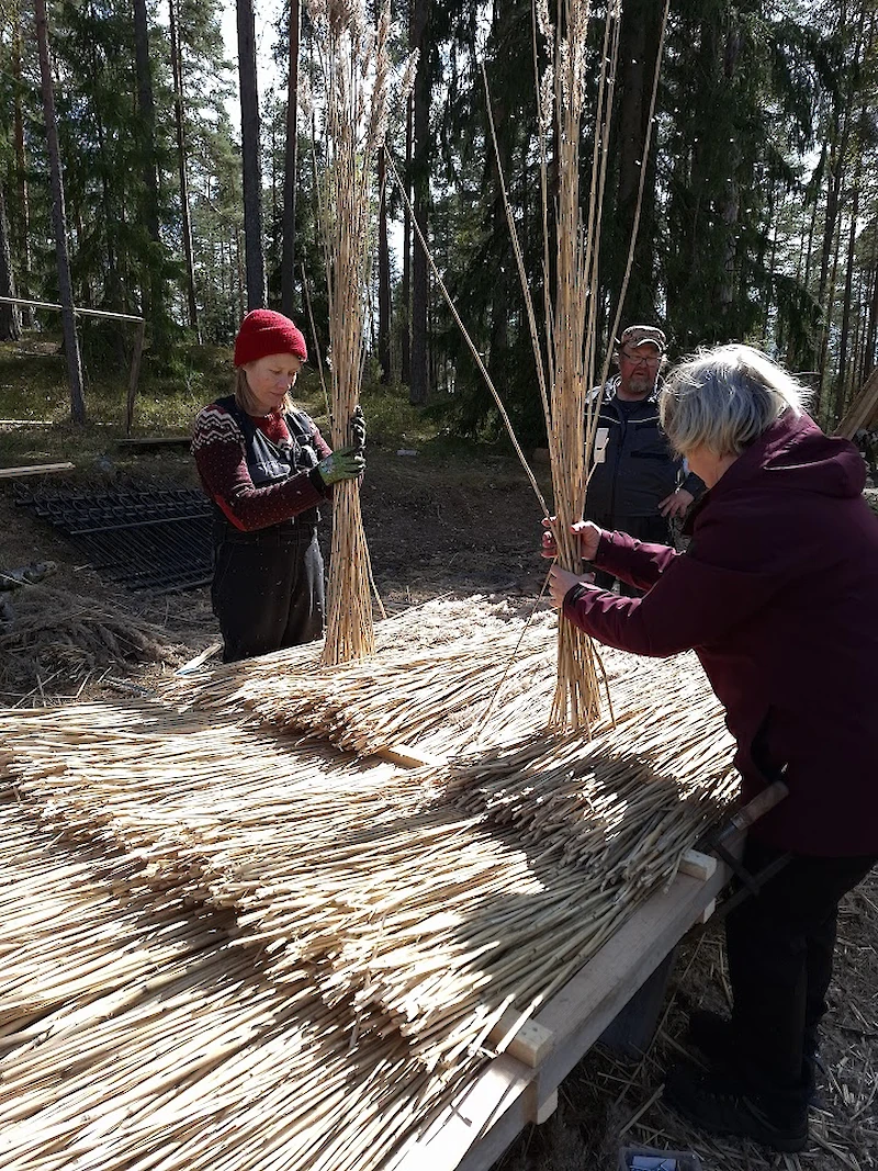 Järviruokotyöpaja Kuusankosken Kettumäen kansanpuistossa. (Kuva: Kiti Kalpio)