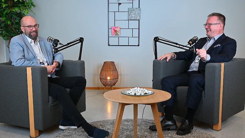 Hämeen ely-keskuksen ylijohtaja Tommi Muilu ja elinkeinovastuualueen johtaja Vesa Jouppila. (Kuva: Johtajat jutulla -podcast)