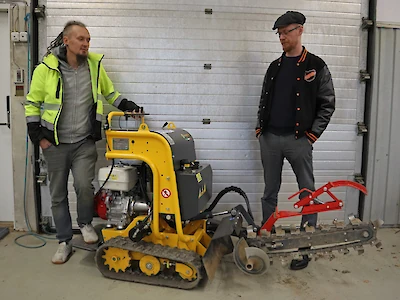 Tällä koneella tontille kaivetaan kapea syvennys tietoliikennekaapelille.