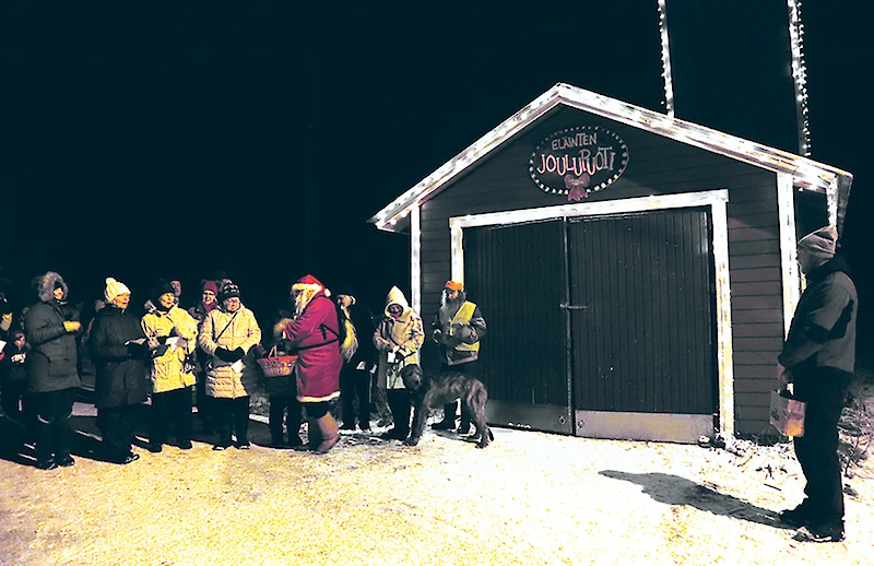 Joulun lähestymiselle on perinteensä Vuolenkoskella. Kuva vuoden 2019 joulukalenteritapahtumasta. (Kuva: Iitinseudun arkisto)