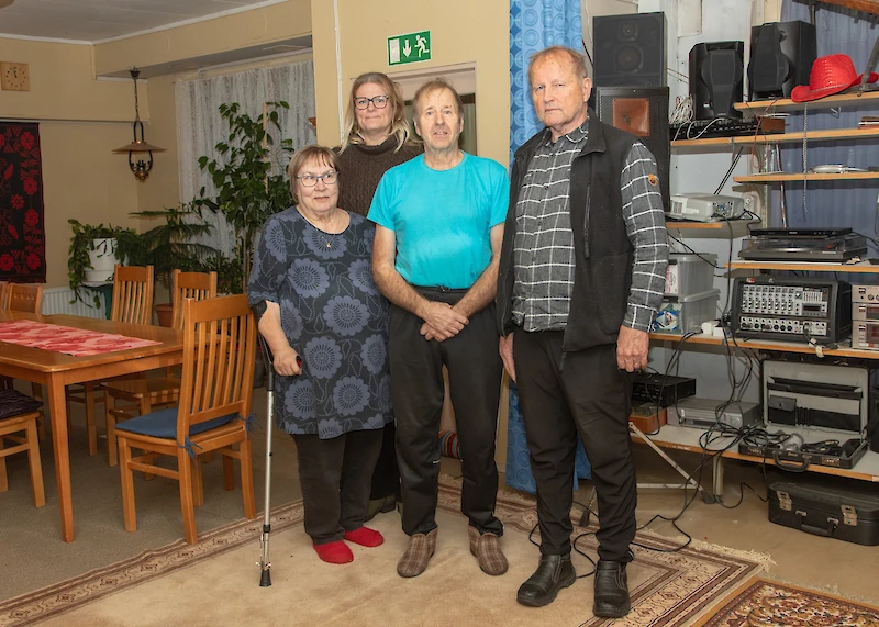 Pirjo Ojala, Satu Halonen, Veijo Ojala ja Timo Siilola Kaukaan kyläyhdistyksen kokoustilassa. (Kuvat: Sara Evans)