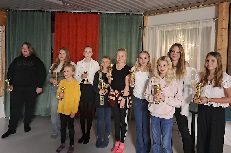 Kuvassa palkitsemistilaisuuteen palkintoja vastaanottamaan paikalle päässeet nuoret yleisurheilijat vasemmalta oikealle: Venni Kangaskolkka, Neea Turunen, Viivi Mäkäläinen, Emilia Tojkander, Mimosa Kostiander, Iisa Mäkäläinen, Sara Rajakko, Oona Järvinen, Aada Järvinen sekä Ronja Malmström.