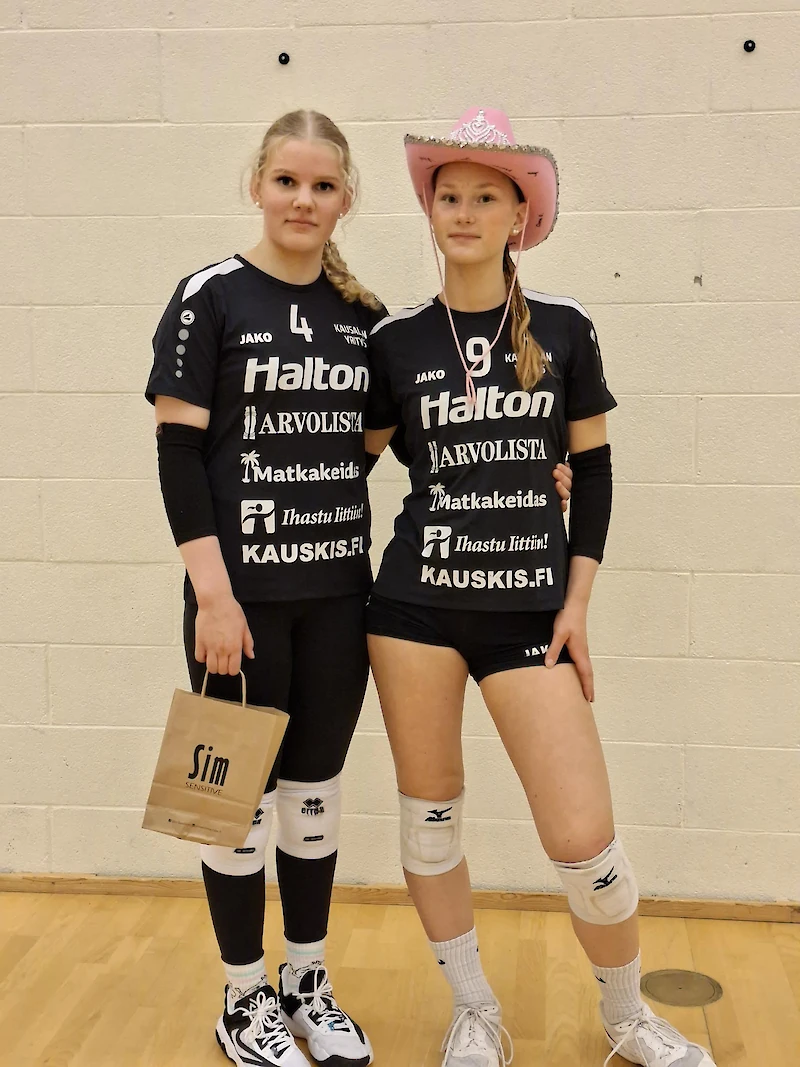 Yrityksen Oona Jalkanen luovutti lierihatun joukkueen tärkeimpänä MVP-pelaajana Matilda Linnalalle. (Kuvat: Kati Backman)