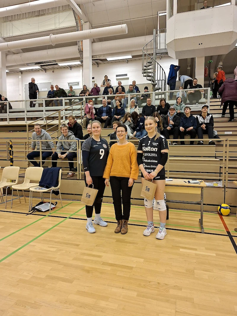 Kuvatekstit; Joukkueiden parhaina palkitti Kajastuksen Arla Rannanoja (kuvassa vas.) ja Yrityksen Aada Romppainen. Keskellä otteluisäntä K-Market Tiltuntorin Kirsi Backman.