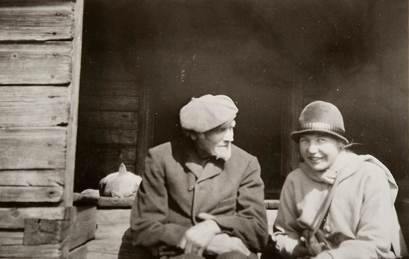 93-vuotias kielimestari Mikko Samppa kertoilee Aino Oksaselle vanhoista ajoista. (Kuva: Aino Oksanen 1926 / Museovirasto.)