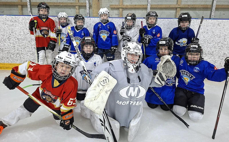Iitti Hockeyn kiekkokoululaiset harjoituksissa sunnuntaina. Kuvassa: Tomas Mäkinen, Turo Litmanen, Vilho Rajala, Severi Kouki, Emil Sauvala, Max Salonen, Joel Suutari, Mimosa Fernandez, Joose Laiho, Emil Auvinen, Lilja Martikainen ja Aimo Koskinen. (Kuva: Ismo Suurnäkki)