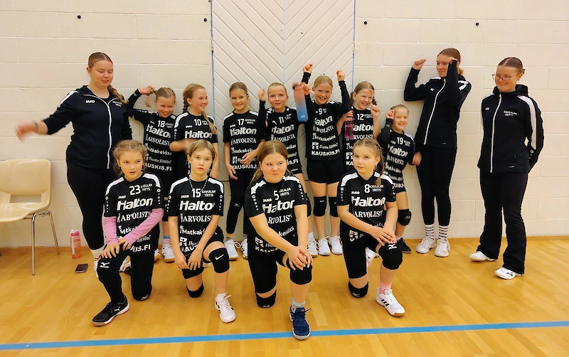 U11-tyttöjen Makkarat ja Perunat kauden avausturnauksessa Ravilinnassa.