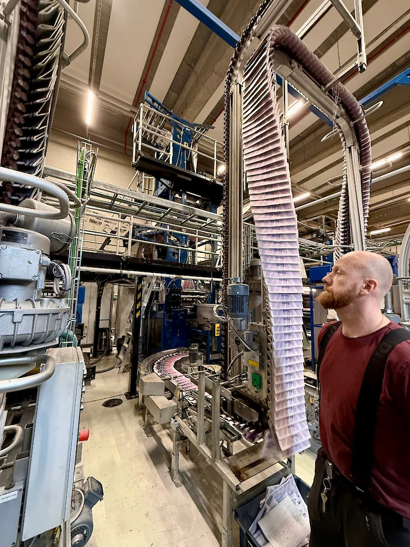 Painossa kuuluu koneiden raksutusta ja hurinaa, mutta puhe kuuluu metelin yli eikä tarvita välttämättä kuulosuojaimia.