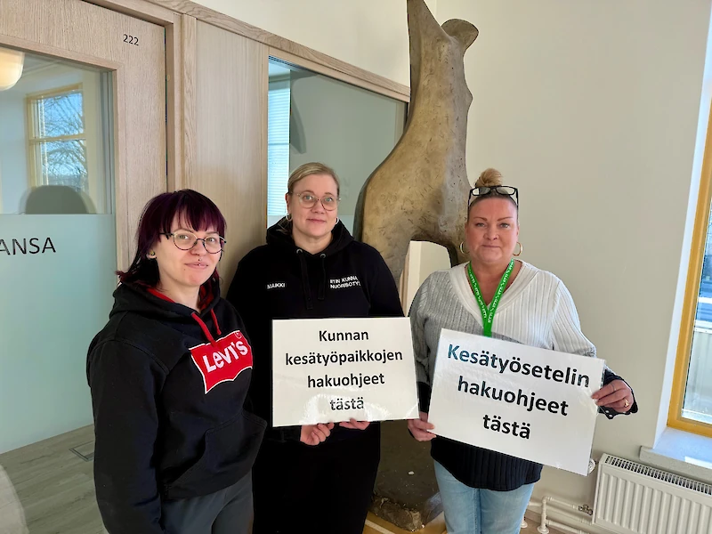 Nea Hartikainen, Maikki Riihimäki ja Tanja Tuomi auttavat nuoria hakemaan kesätyötä.