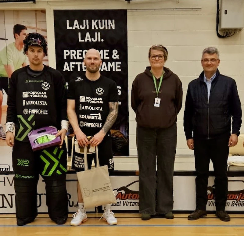 Kuvassa Henri Haapaniemi, Severi Porevesi sekä Iitin kunnan edustajat yhdistysaktivaattori Satu Halonen ja kunnanhallituksen puheenjohtaja Atte Savelainen. (Kuva: Jari Lassila)