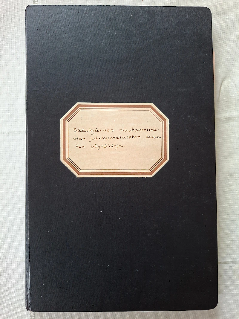 Sääskjärven jakokunnan historia ulottuu isojakoon sekä uusjakoon, joka valmistui kylällä vuonna 1910. Kuvassa oleva jakokunnan pöytäkirja on 1910-luvulta. (Kuva: Olli Pasila)
