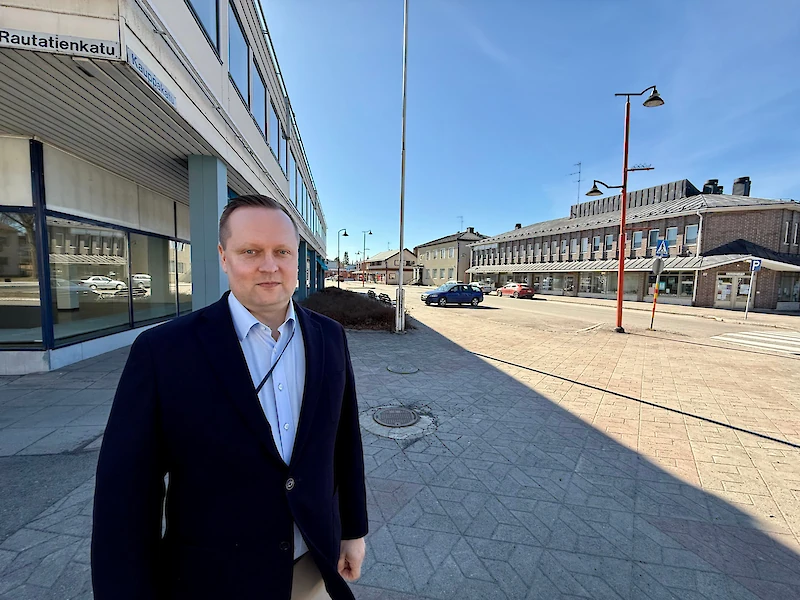Kunnanjohtaja Jarkko Salonen Kauppakadulla.
