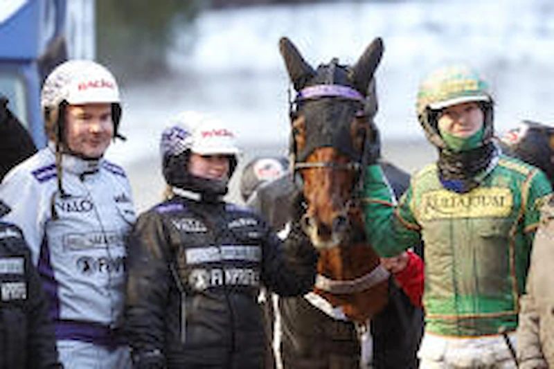 Salon tallin nelikko Matias ja Aada Salo, Star Photo S ja Jukka Torvinen tyytyväisinä kutsuun Seinäjoelle. (Kuva: Maisa Hyttinen)
