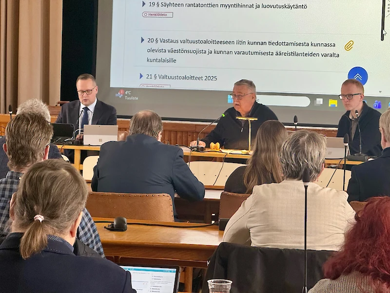 Valtuuston kokous sujui pikavauhtia.