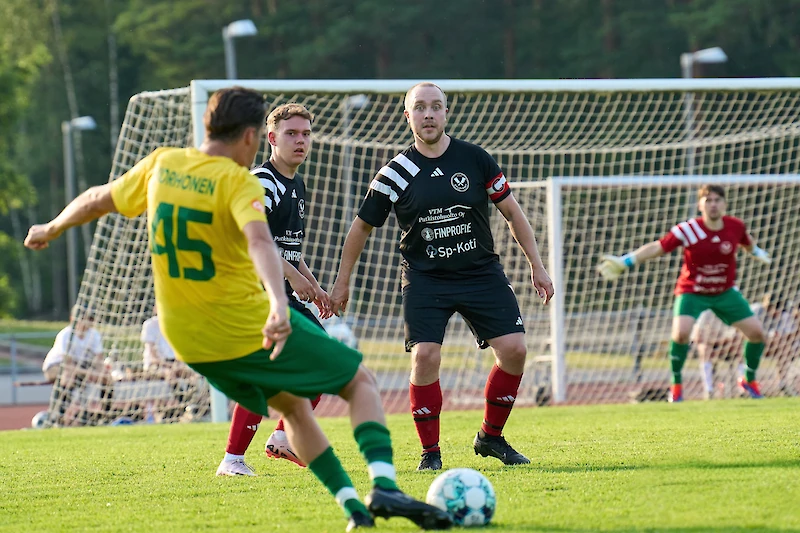 Eero Heino (keskellä) palkittiin Iitin Pallon nälkäisimpänä pelaajana. (Kuva: Janne Virtanen)