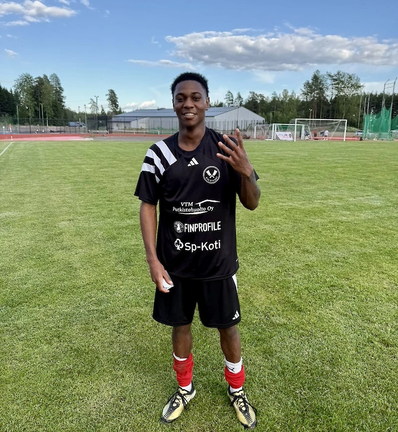 Iitin Pallon Nälkäisin pelaaja -palkinto ojennettiin Malik Akinille. (Kuva: Eero Heino)