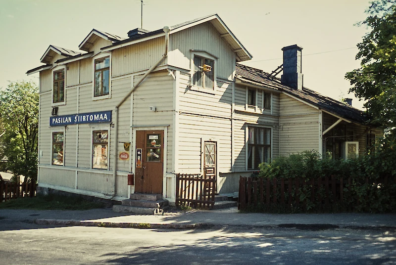 Puu-Pasilan siirtomaatavarakauppa 1970-luvun alkuvuosilta. (Kuva: Patrik Oras, Helsingin kaupunginmuseo)