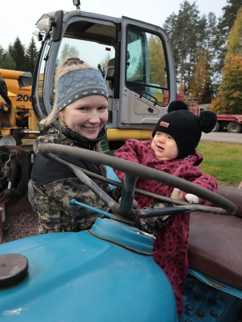Vuolenkoskella perheensä kanssa asuva Elina Nykänen tuli Konemessuille 9 kuukauden ikäisten Einin (kuvassa) ja Ahtin ja nelivuotiaan Akselin kanssa.