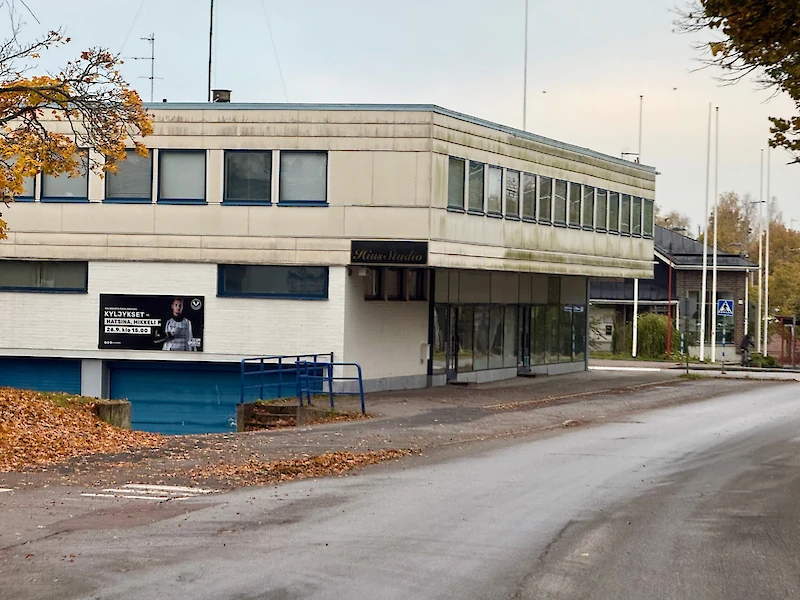 Entinen Sähkön talo on näkyvällä paikalla Kausalassa.